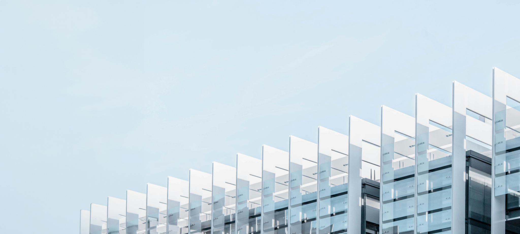 Partie haute d'un immeuble moderne en verre