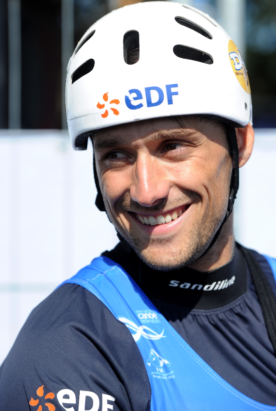 portrait souriant de Denis Gargaud qui porte un casque de protection