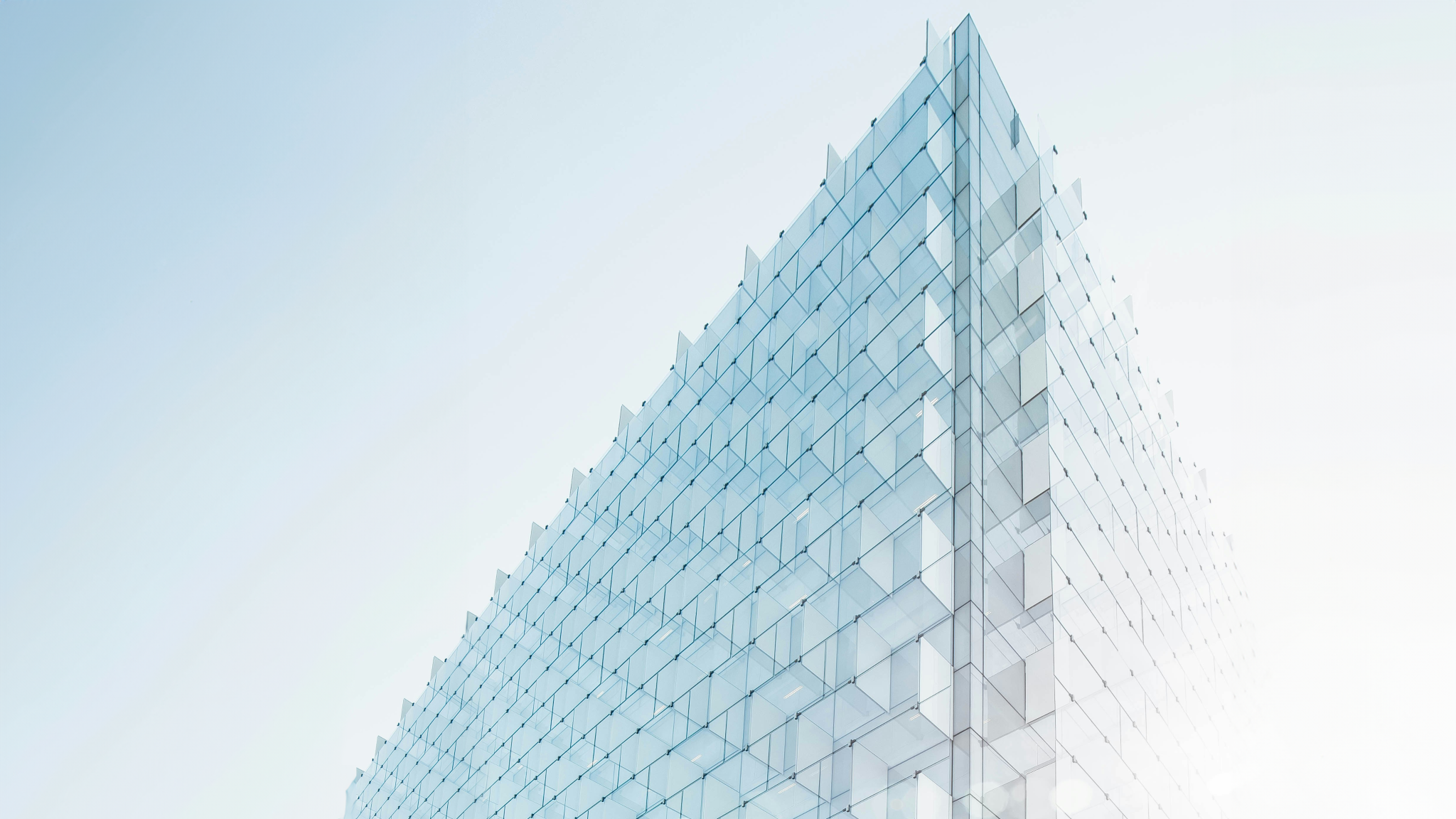 Vue d'ensemble d'un building en verre en contre plongée