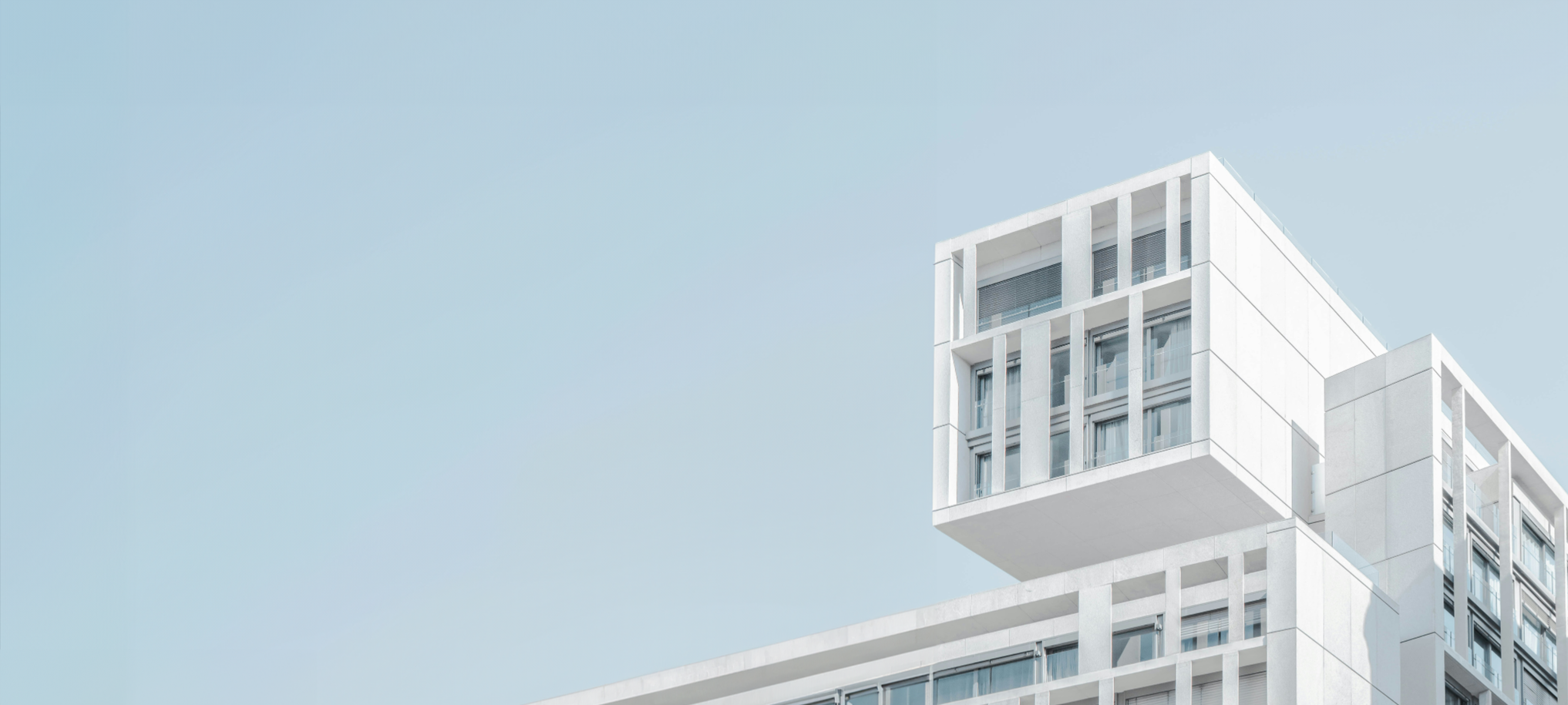Partie haute d'un immeuble moderne et blanc